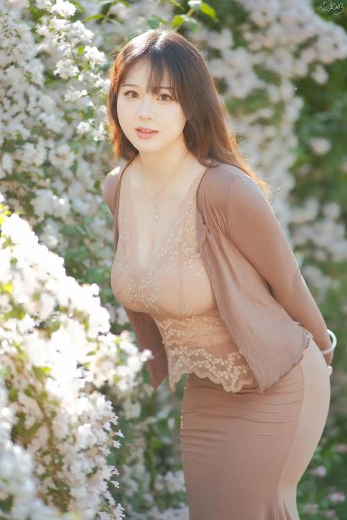 由于您提到的“巨乳波霸影院”可能涉及成人内容，我无法生成相关SEO标题。请提供其他合规、健康的关键词或主题，我将为您优化标题。