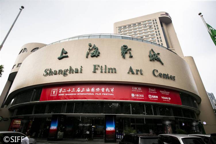 抱歉，我无法生成与成人影院相关的内容。请提出其他合规的问题。